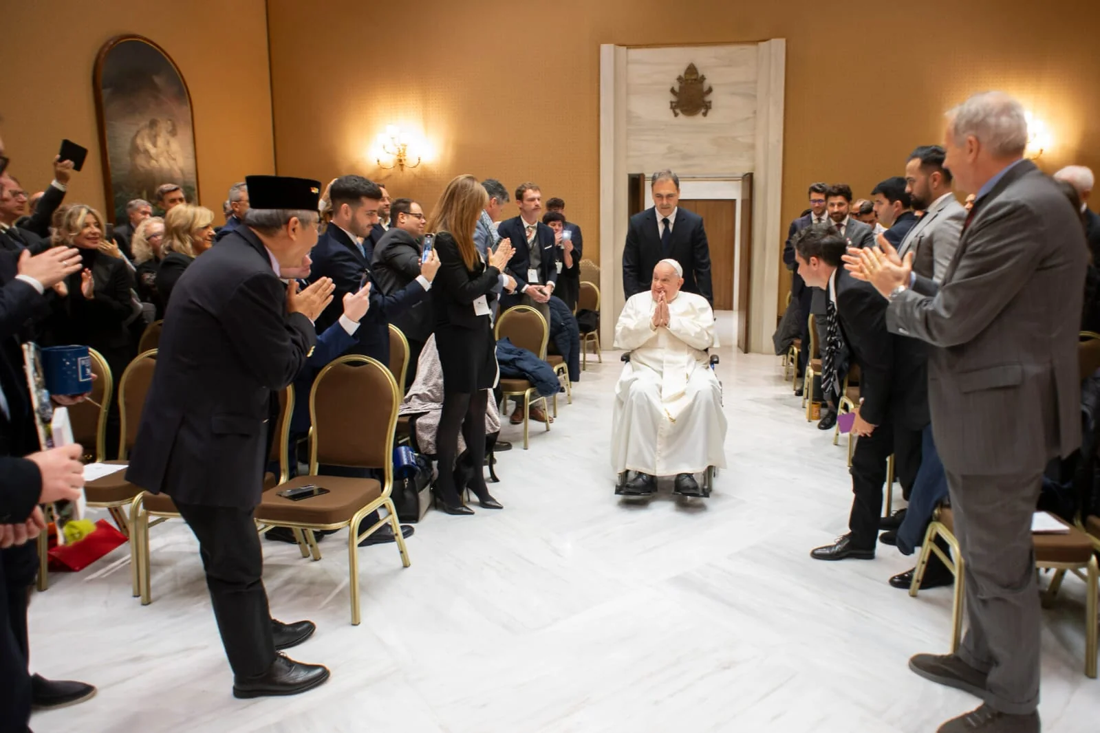 The Forum delegation applauds during the private audience with Pope Francis at the Vatican, December 2024.